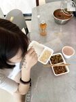 真實亂倫紀實！老色胚舅舅和外甥女亂倫，妹子是個可愛蘿莉，把她灌醉 操她，外甥女被他操吐了