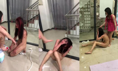 精神小妹之间的霸凌，直接被脱光衣服挨打，看着都疼